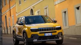 Brillo con colores shooking y fue elegido en su categoría como el Mejor Auto 2023 en Europa. Un destacado versiónSUV.