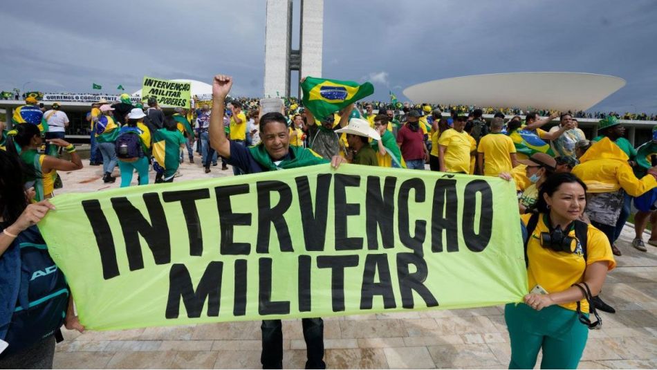 Seguidores bolsonaristas piden interevención militar