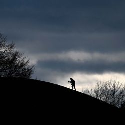 Un caminante nórdico sube una pequeña colina en el Parque Olímpico de Munich, en el sur de Alemania, durante un clima ventoso y nublado con temperaturas de más de tres grados centígrados. Foto de Christof STACHE / AFP | Foto:AFP