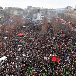 Place de la Republique durante una manifestación en París, mientras los trabajadores se declaran en huelga por el plan del presidente francés de aumentar la edad legal de jubilación de 62 a 64 años. Foto de Alain JOCARD / AFP | Foto:AFP