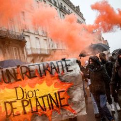 Los manifestantes caminan con una pancarta que dice "para la jubilación, 'oro' y platino' durante una manifestación convocada por los sindicatos franceses en Nantes, en el oeste de Francia. Foto de LOIC VENANCE / AFP | Foto:AFP