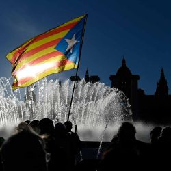 Los manifestantes ondean banderas independentistas catalanas "Estelada" durante una manifestación al margen de una cumbre franco-española en Barcelona. Foto de Josep LAGO / AFP | Foto:AFP