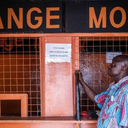 Joseph Moke en una tienda de Orange Money en el distrito de Sango de Bangui. Foto de Barbara DEBOUT / AFP | Foto:AFP