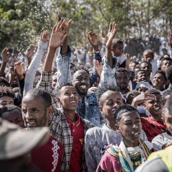 A los fieles ortodoxos etíopes se les rocía agua bendita en la cara durante la celebración de la Epifanía de Etiopía en el lago Ziway. Foto de Amanuel Sileshi / AFP | Foto:AFP
