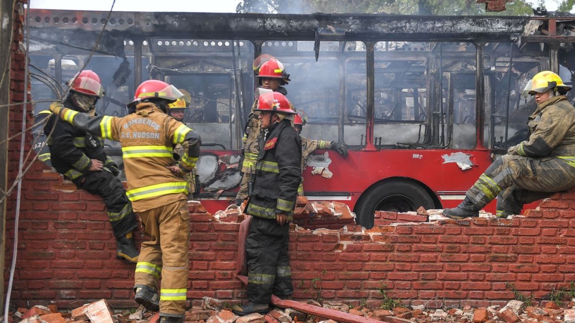 Berazategui: arrojaron bombas molotov en un playón de colectivos y desataron un feroz incendio