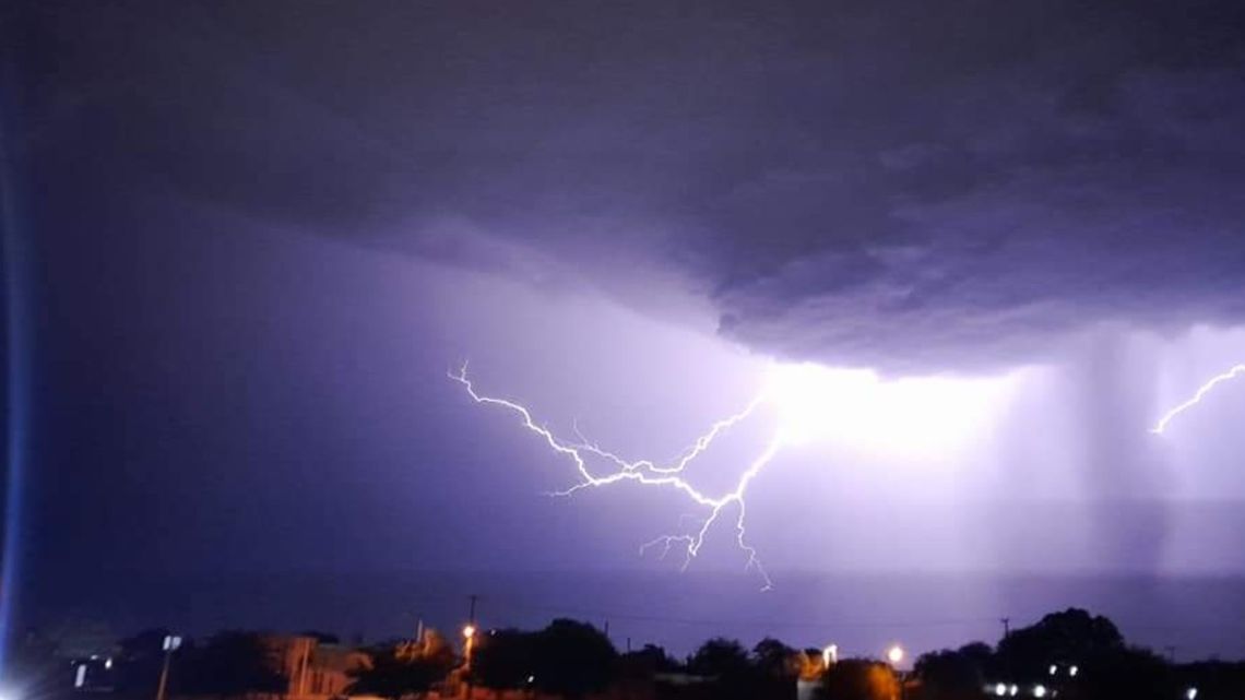 Tornado in Catamarca?: a fierce temporary blow to the province with winds, lightning and floods