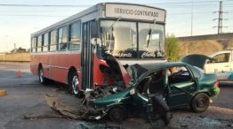 Violento choque en Tigre: un auto embistió de frente a un colectivo y sus seis pasajeros se salvaron de milagro