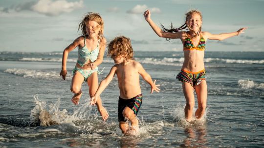 Niños jugando en verano 2023