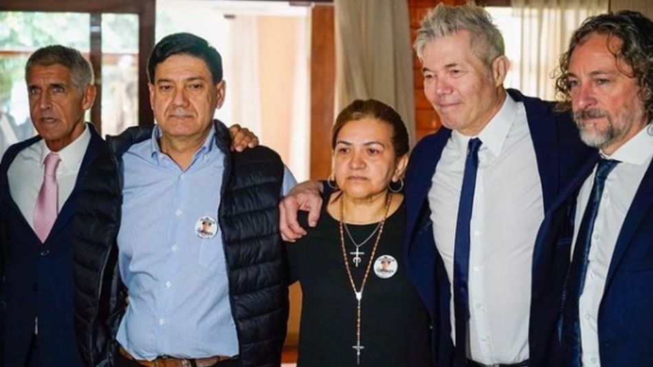 Fernando Burlando, Fabián Améndola y Martín Leguizamón junto a los padres de Báez Sosa 20230119