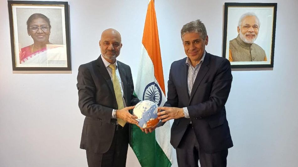 Pablo González ,presidente de YPF y Dinesh Batia, embajador de la India en Argentina