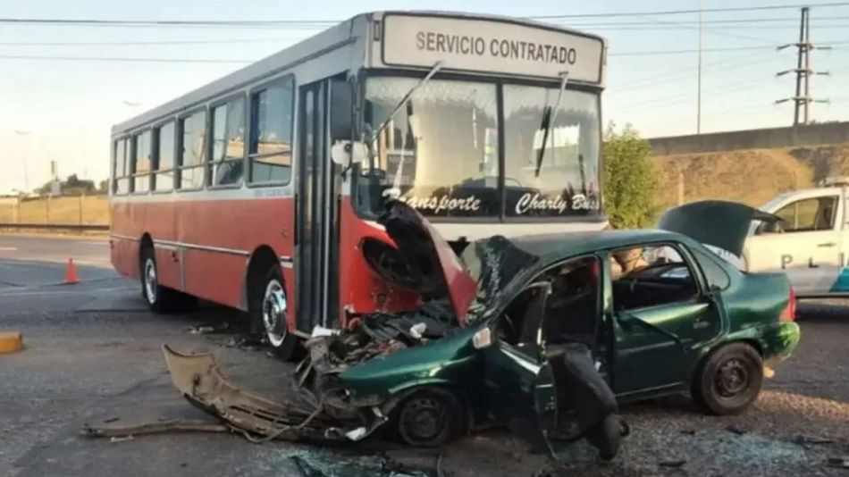 Violento choque en Tigre: un auto embistió de frente a un colectivo y sus seis pasajeros se salvaron de milagro