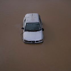Un automóvil sumergido en una calle inundada después de fuertes lluvias en Kosovo, en la ciudad de Skenderaj. Foto de Armend NIMANI / AFP | Foto:AFp