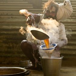 Un sadhu o un hombre santo hindú prepara té para servir a los devotos durante el festival religioso anual de Magh Mela en Sangam. Foto de Sanjay KANOJIA / AFP | Foto:AFP