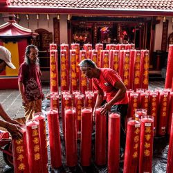 El personal del templo ensambla velas gigantes enviadas por confucianos en el monasterio de Dhanagun, en Bogor. Foto de ADITYA AJI / AFP | Foto:AFP