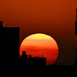 El sol se pone detrás de los edificios de Buenos Aires. Foto por Luis ROBAYO / AFP | Foto:AFP