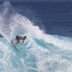 El surfista brasileño Italo Ferreria practica en Backdoor Pipeline en la costa norte de Oahu, Hawái. Foto de Brian Bielmann / AFP | Foto:AFP