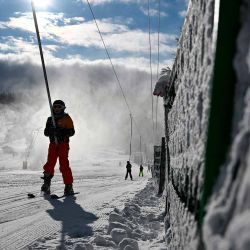 Los esquiadores toman un remonte en la estación de esquí Grand Ballon en las montañas de los Vosgos cerca de Sewen. Foto de SEBASTIEN BOZON / AFP | Foto:AFP