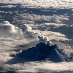 Fotografía aérea del volcán Cotopaxi liberando gas y cenizas en Ecuador. Foto por Galo PAGUAY / AFP | Foto:AFP