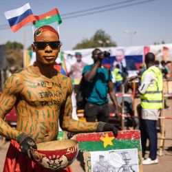 Un hombre con pintura corporal de camuflaje posa para una fotografía durante una protesta en apoyo al presidente de Burkina Faso, en Uagadugú. Foto de OLYMPIA DE MAISMONT / AFP  | Foto:AFP