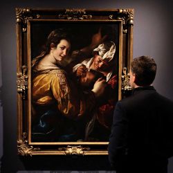 Una persona mira "Judith y Holofernes" de Giulio Cesare Procaccini durante la vista previa para la prensa de la Semana de los Maestros en Sotheby's Nueva York. Foto de Cindy Ord / AFP | Foto:AFP