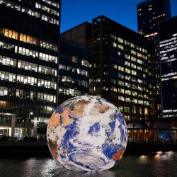 Gaia, la enorme instalación de la Tierra flotante del artista británico Luke Jerram, se ve en Canary Wharf en Londres. Foto de Daniel LEAL / AFP | Foto:AFP