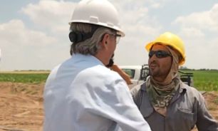 Alberto Fernández, saludando a los trabajadores del gasoducto Néstor Kirchner en el nuevo video que publicó en sus redes sociales.
