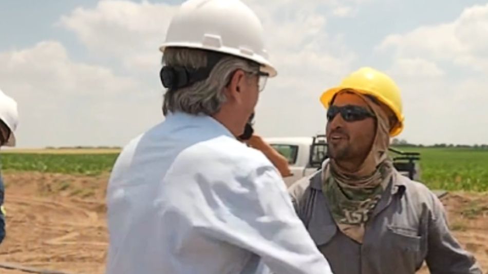 Alberto Fernández, saludando a los trabajadores del gasoducto Néstor Kirchner en el nuevo video que publicó en sus redes sociales.