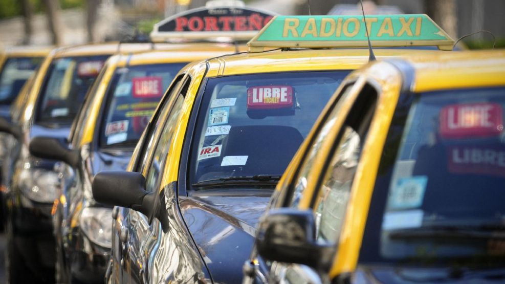 Suben tarifas y bajan pasajeros: los taxis porteños aumentan 50% en noviembre