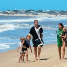 Nicolás Cuño y su familia en Punta del Este: surf, meditación y vida sana