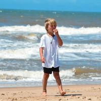 Nicolás Cuño y su familia en Punta del Este: surf, meditación y vida sana