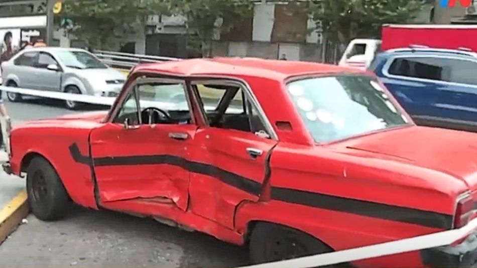 El Ford Falcón que cruzaba semáforos en rojos hasta chocar en Juan B. Justo y Nazca.