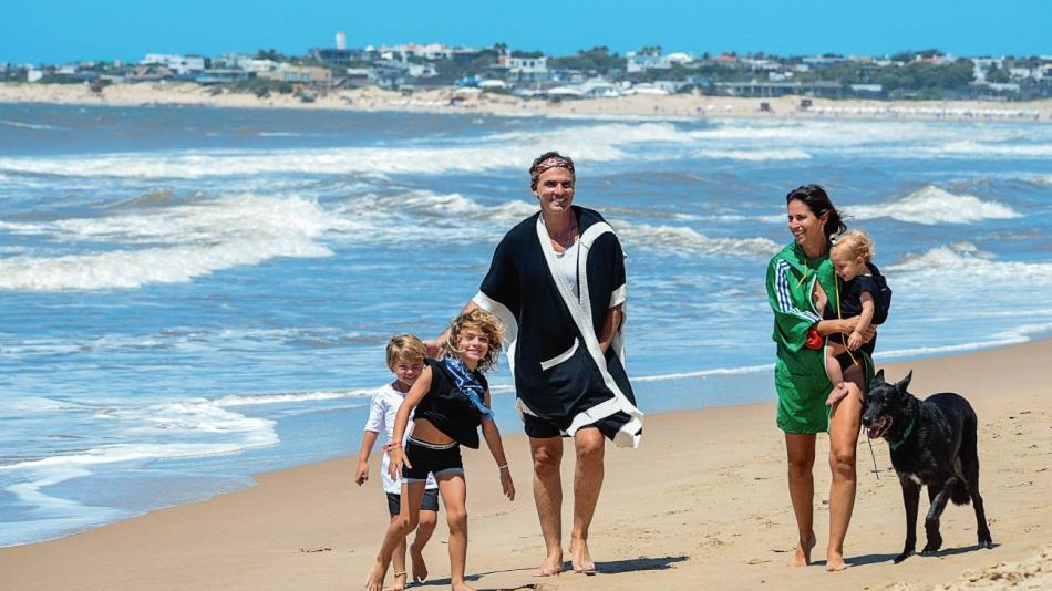 Nicolás Cuño y su familia en Punta del Este: surf, meditación y vida sana