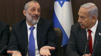 Arieh Deri y Benjamin Netanyahu.
