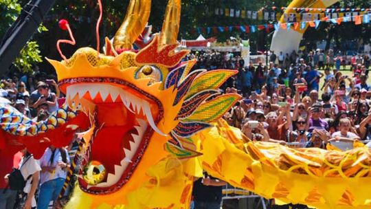 El barrio Chino celebra el Año Nuevo con el Dragón y más de 50 stands gastronómicos