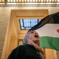 Activistas pro Palestina asisten a una concentración en la Grand Central Terminal de Nueva York. | Foto:ED JONES / AFP