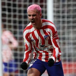 El delantero francés del Atlético de Madrid Antoine Griezmann celebra el segundo gol de su equipo durante el partido de fútbol de la liga española entre el Club Atlético de Madrid y el Real Valladolid FC en el estadio Wanda Metropolitano de Madrid. | Foto:Pierre-Philippe Marcou / AFP