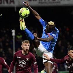 El delantero nigeriano del Nápoles Victor Osimhen va a por la pelota durante el partido de fútbol de la Serie A italiana entre el Salernitana y el Nápoles. | Foto:FILIPPO MONTEFORTE / AFP