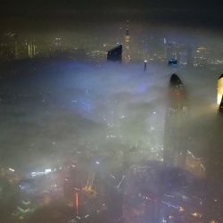 Esta vista aérea muestra la ciudad de Kuwait en una espesa niebla. | Foto:YASSER AL-ZAYYAT / AFP