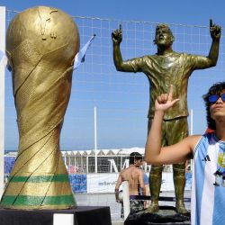 La primera estatua de Lionel Messi con las tres estrellas tras la coronación del seleccionado argentino de fútbol en el Mundial de Qatar, causa furor en el Balneario 12 del complejo de Punta Mogotes, entre miles de marplatenses y turistas que posan para sacarse una foto. | Foto:Télam/Alejandro Moritz