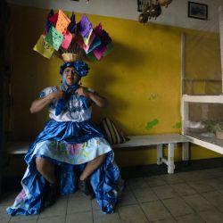 Una bailarina posa para una foto durante la celebración de la tradicional fiesta de los "Parachicos" en Chiapa de Corzo, estado de Chiapas, México. | Foto:HECTOR QUINTANAR / AFP
