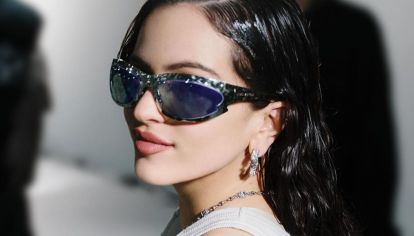 Rosalía conquista la pasarela de Louis Vuitton en París: look oversize y los hits de Motomami