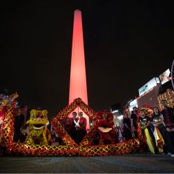 Imagen de artistas marciales de la Asociación Lung Chuan posando frente al Obelisco de Buenos Aires iluminado de rojo para celebrar el Año Nuevo Lunar chino, en Buenos Aires, Argentina. | Foto:Xinhua/Martín Zabala