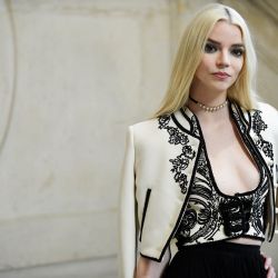 La estadounidense-británica Anya Taylor-Joy posa durante el photocall de Christian Dior como parte de la Semana de la Moda de Alta Costura Primavera-Verano 2023 en París. | Foto:JULIEN DE ROSA / AFP