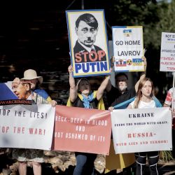 Miembros de la comunidad ucraniana en Sudáfrica sostienen pancartas mientras protestan durante la visita del ministro de Asuntos Exteriores de Rusia, Sergei Lavrov, al Departamento de Relaciones Internacionales y Cooperación en Pretoria. | Foto:AFP