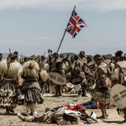 Regimientos zulúes Amabutho sostienen una bandera británica capturada durante la recreación de la Batalla de Isandlwana, en Isandlwana. - La recreación es llevada a cabo anualmente por los Amabutho y los Dundee Diehards, un equipo de voluntarios de Dundeed. La batalla, librada en 1879, fue el primer gran enfrentamiento de la Guerra Anglo-Zulú entre el Imperio Británico y el Reino Zulú. | Foto:MARCO LONGARI / AFP