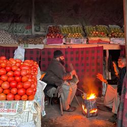 Vendedores se calientan mientras encienden una hoguera en un mercado durante un apagón nacional, en Muzaffarabadel. - Un apagón masivo en Pakistán afectó a la mayoría de los más de 220 millones de habitantes del país, incluidas las megaciudades de Karachi y Lahore. | Foto:SAJJAD QAYYUM / AFP