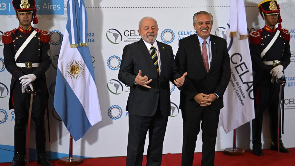 President Alberto Fernández poses for a picture with Brazilian President Luiz Inácio Lula da Silva before the opening of the Community of Latin American and Caribbean States (CELAC) summit in Buenos Aires, on January 24, 2023.
