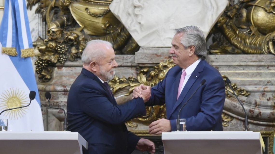 Luiz Inácio Lula da Silva and Alberto Fernández shake hands at the Casa Rosada during a press call.
