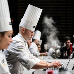El chef danés Brian Mark Hansen compite en el concurso de cocina Bocuse d'Or 2023 en la sala de exposiciones Eurexpo en Chassieu, cerca de Lyon, en el centro-este de Francia. | Foto:JEFF PACHOUD / AFP