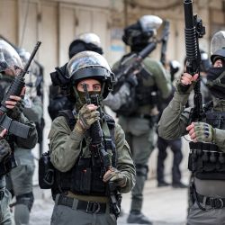 Guardias fronterizos israelíes montan guardia durante los enfrentamientos con palestinos en el campo de refugiados de Shuafat, en Jerusalén oriental, tras una operación para destruir el interior de un sexto piso perteneciente a un palestino sospechoso de un ataque mortal contra las fuerzas israelíes. | Foto:AHMAD GHARABLI / AFP